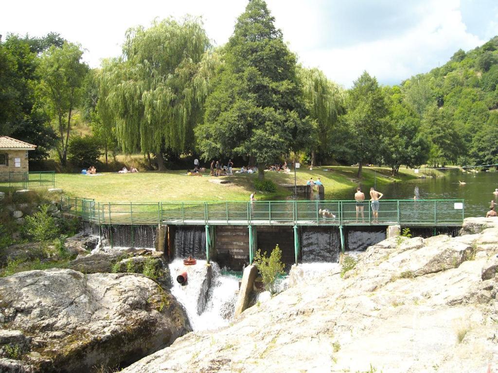 Gite Le Rocher Du Chateau De Retourtour Lamastre Exterior foto